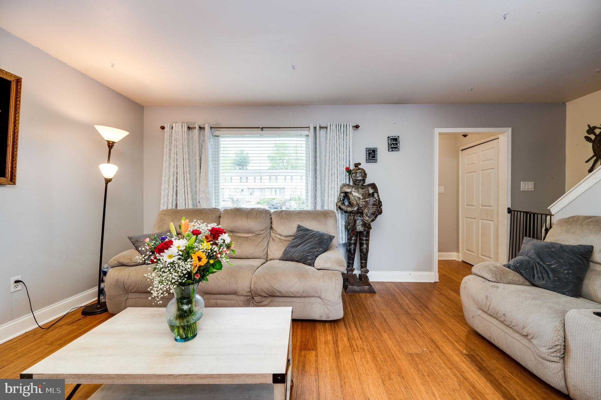 564 E Linden St photo 6