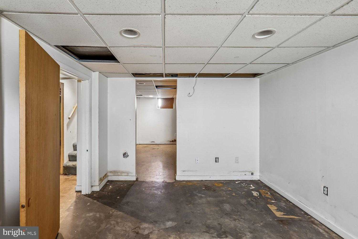 1912 Queensway photo 27