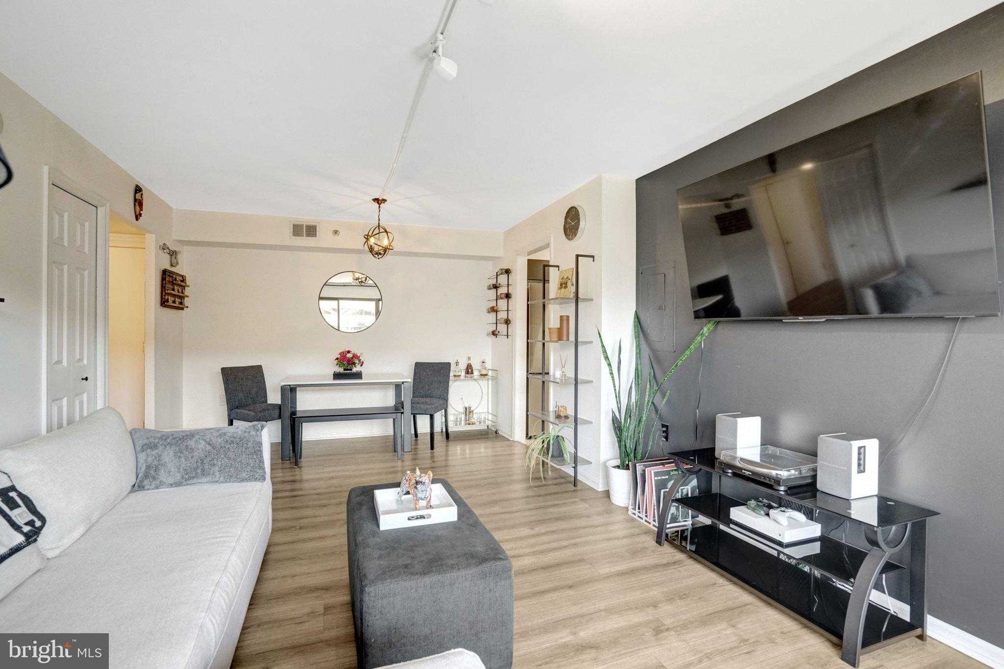 1301 N Courthouse Rd Apt 1509 photo 4