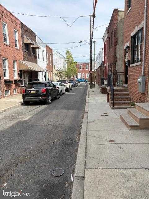 321 Emily St photo 2