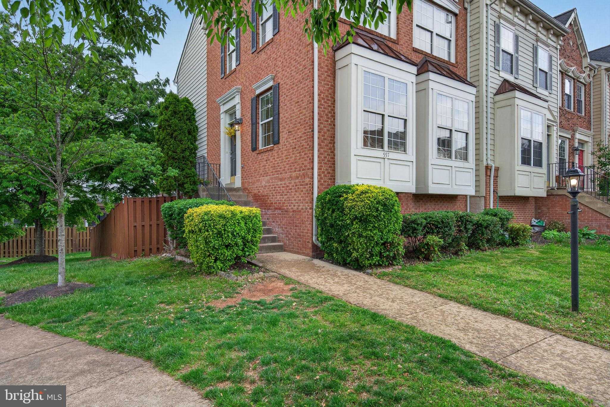 557 Edmonton Ter NE photo 3