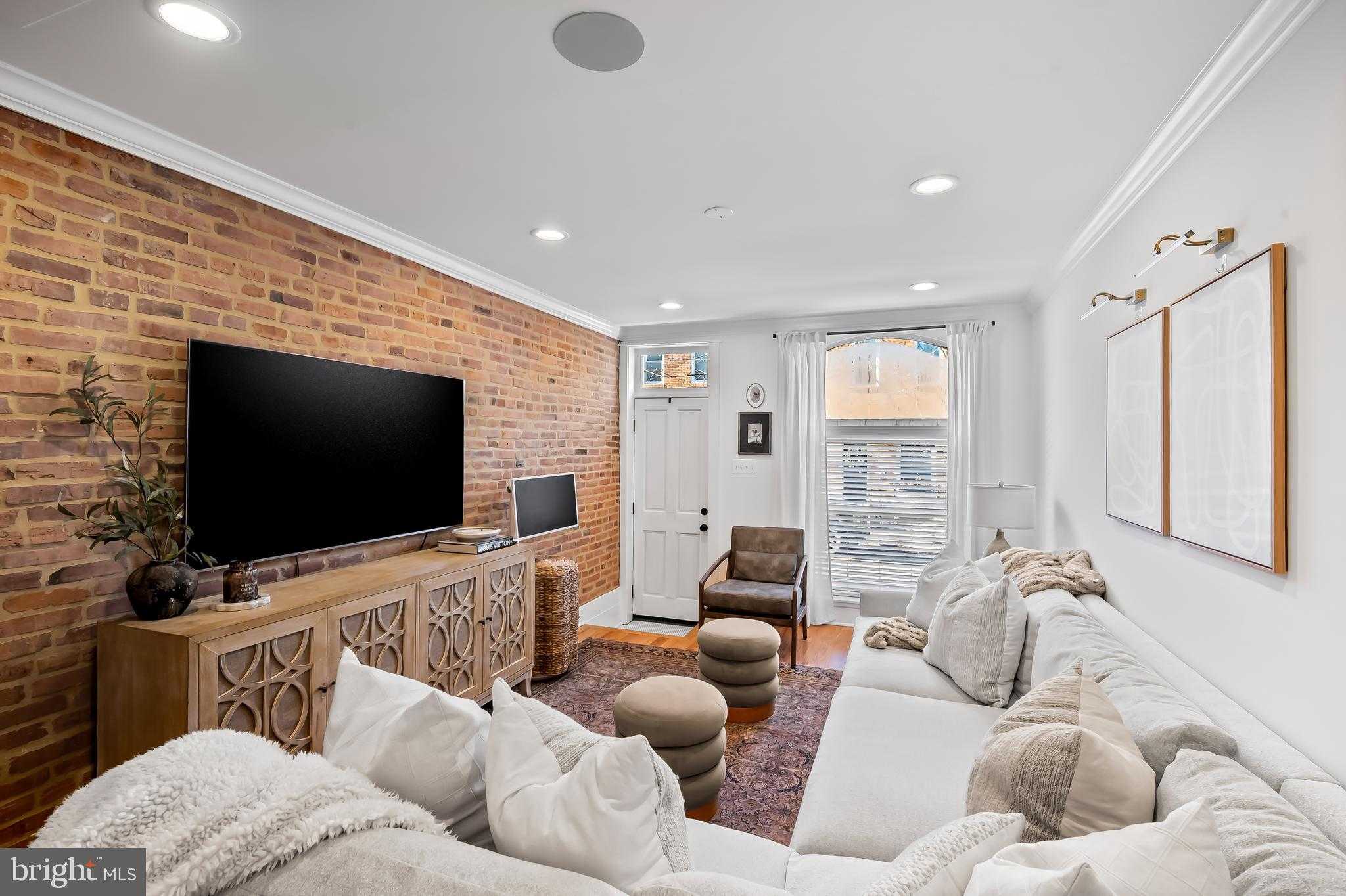 613 S Curley St photo 4