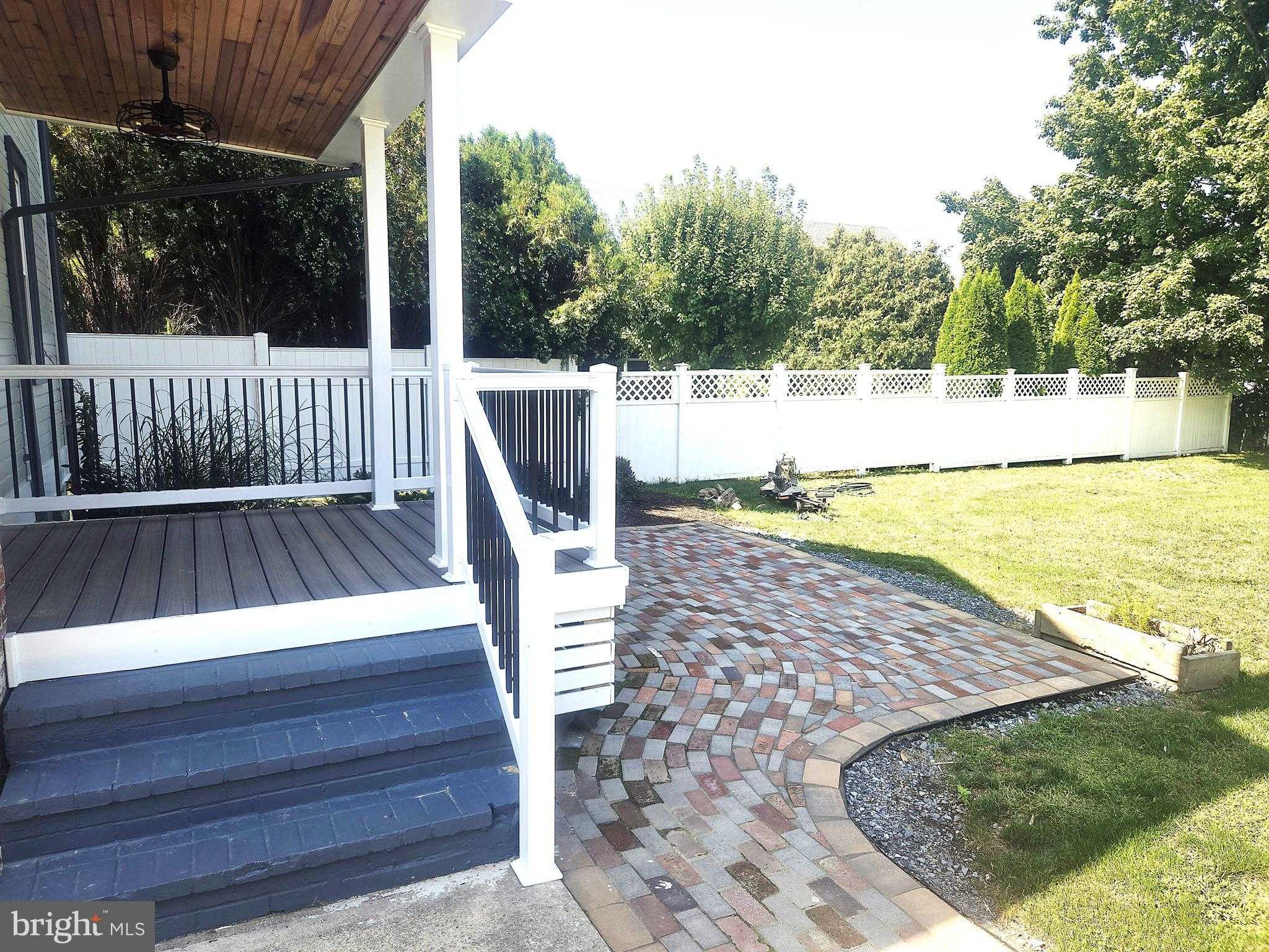 313 E John St photo 49