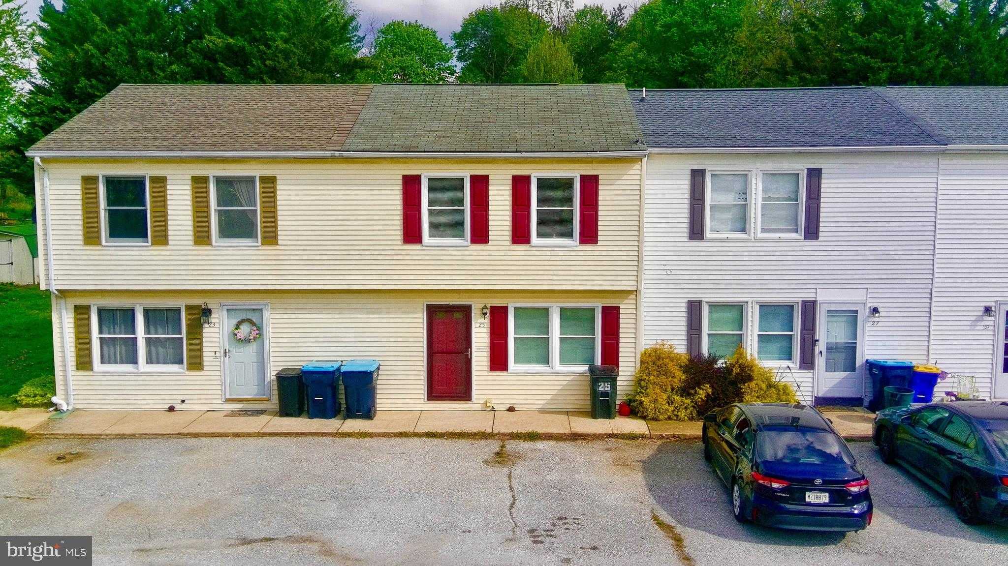 25 Camelot CT photo 15