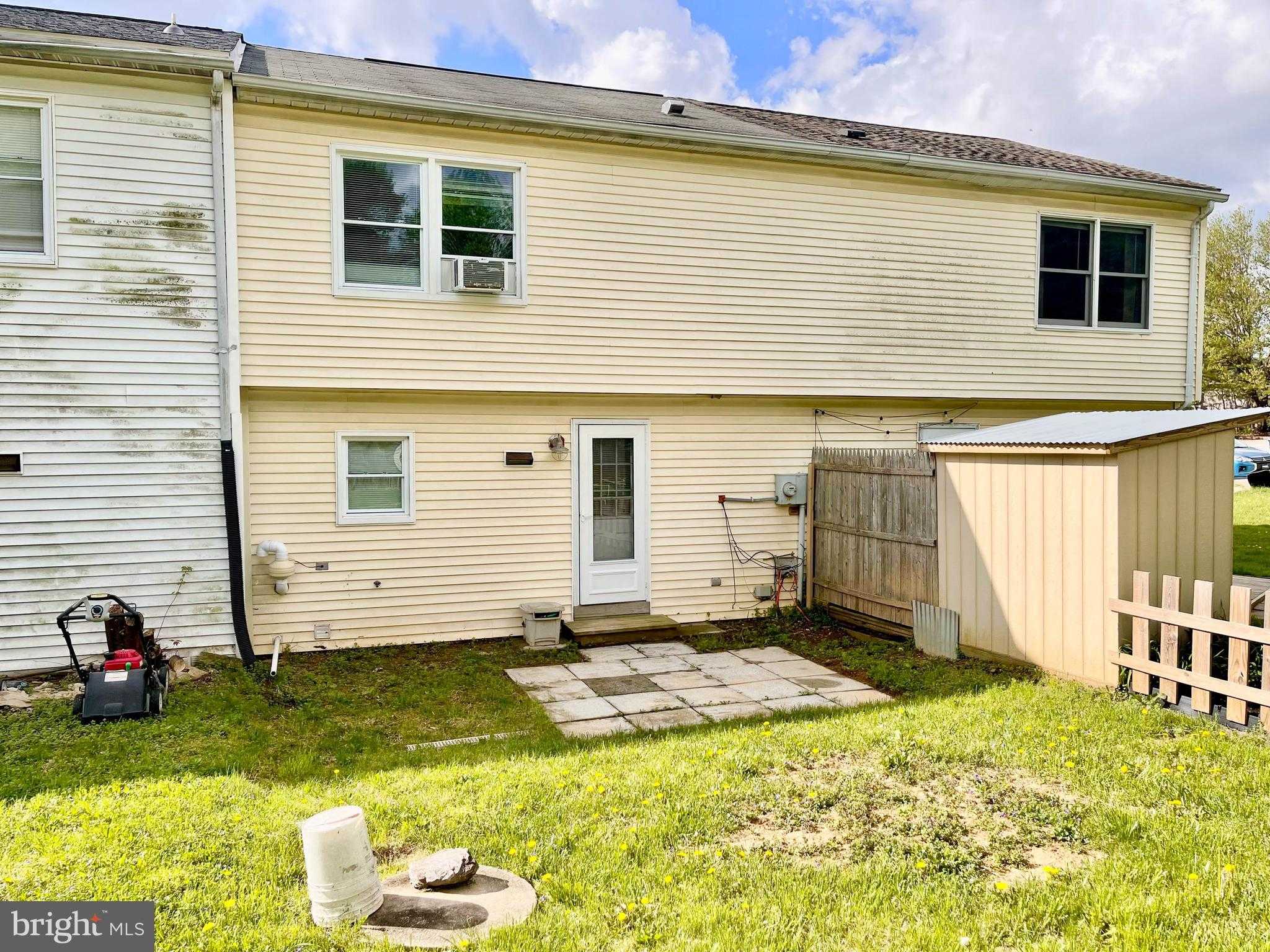 25 Camelot CT photo 17