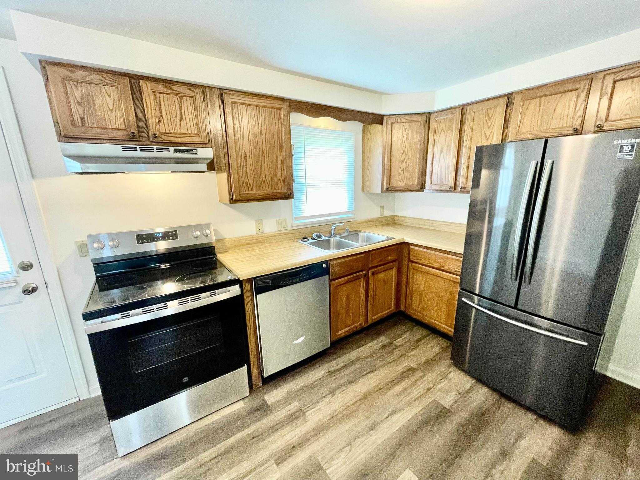 25 Camelot CT photo 4