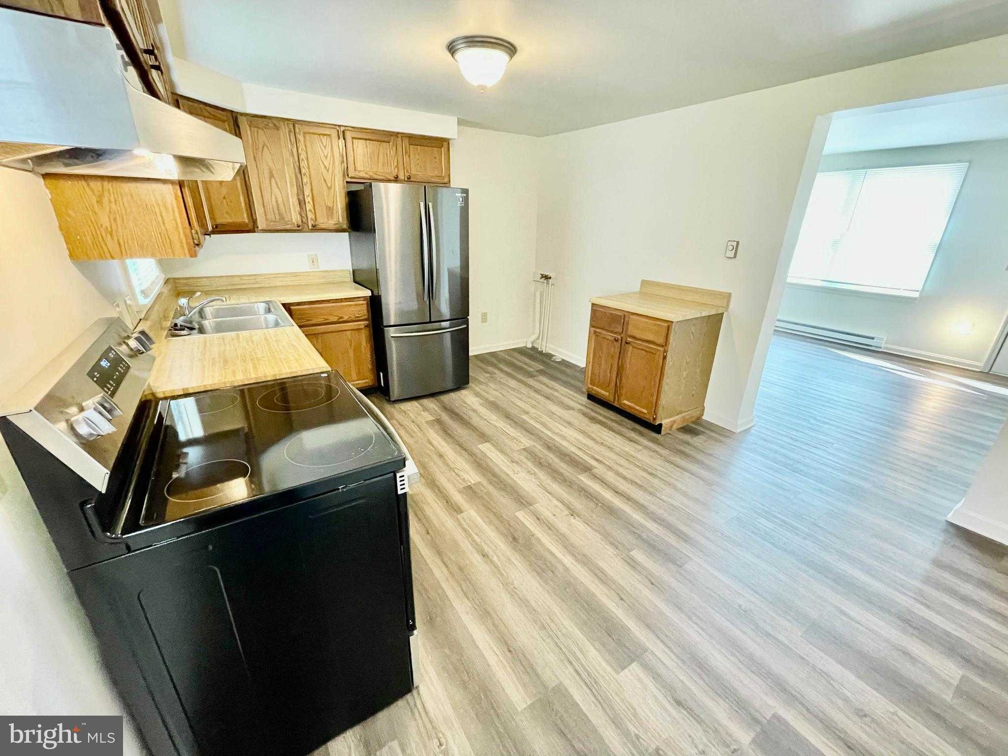 25 Camelot CT photo 6