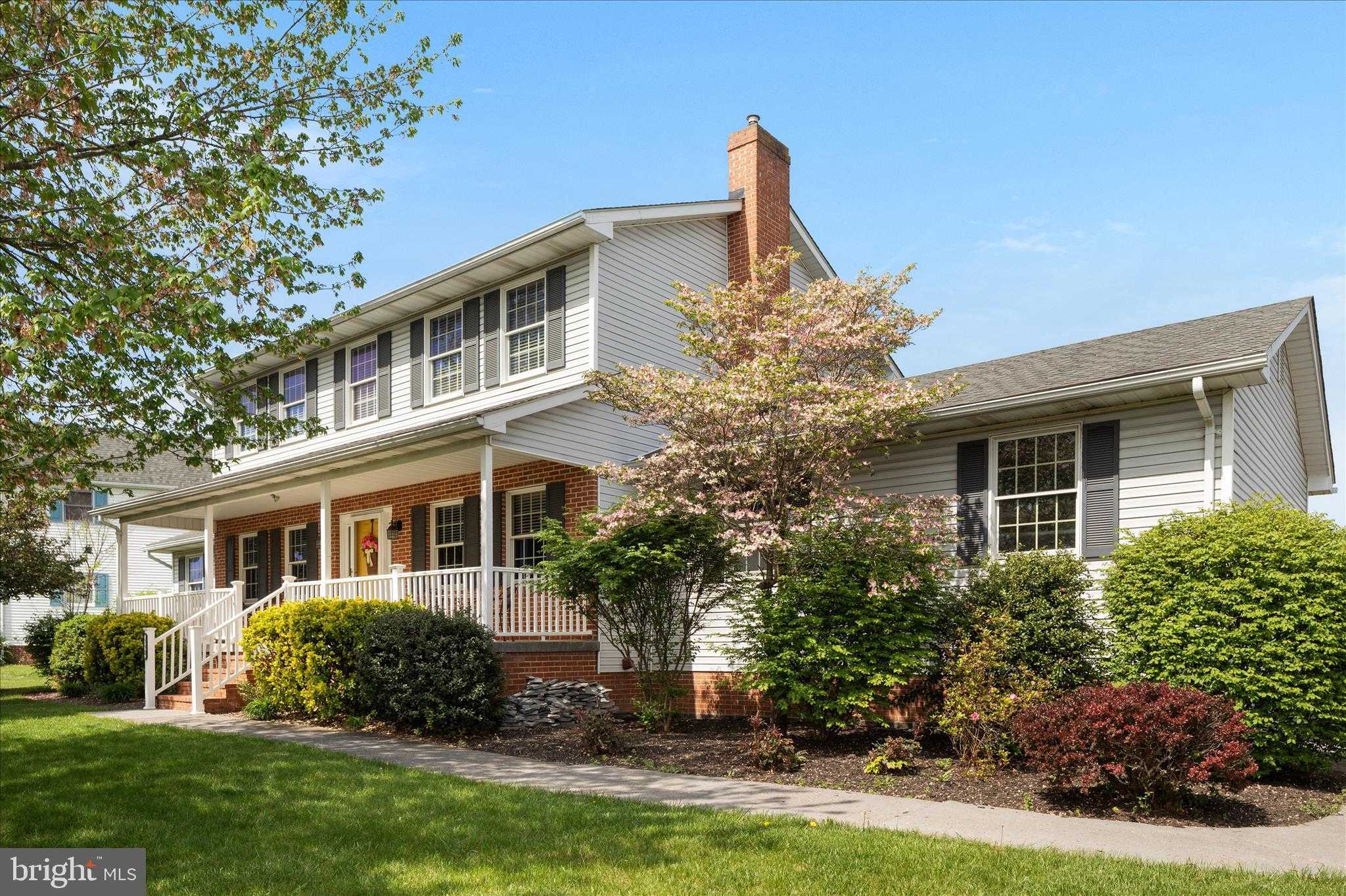 590 Fulton Dr photo 2