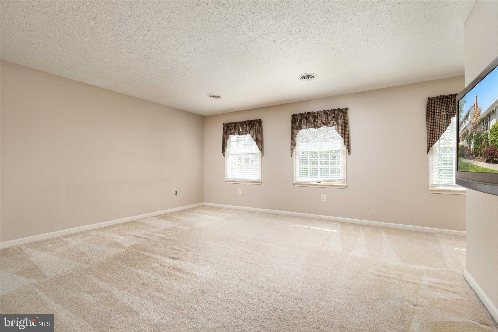 590 Fulton Dr photo 20