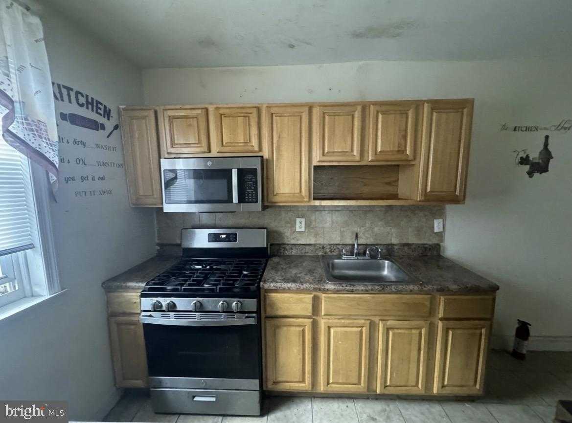 6409 N Woodstock St photo 3