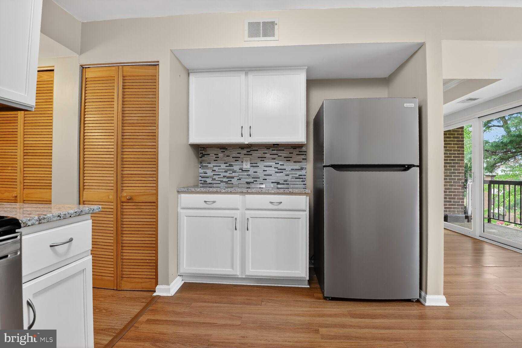 9725 Kings Crown CT Apt 202 photo 12