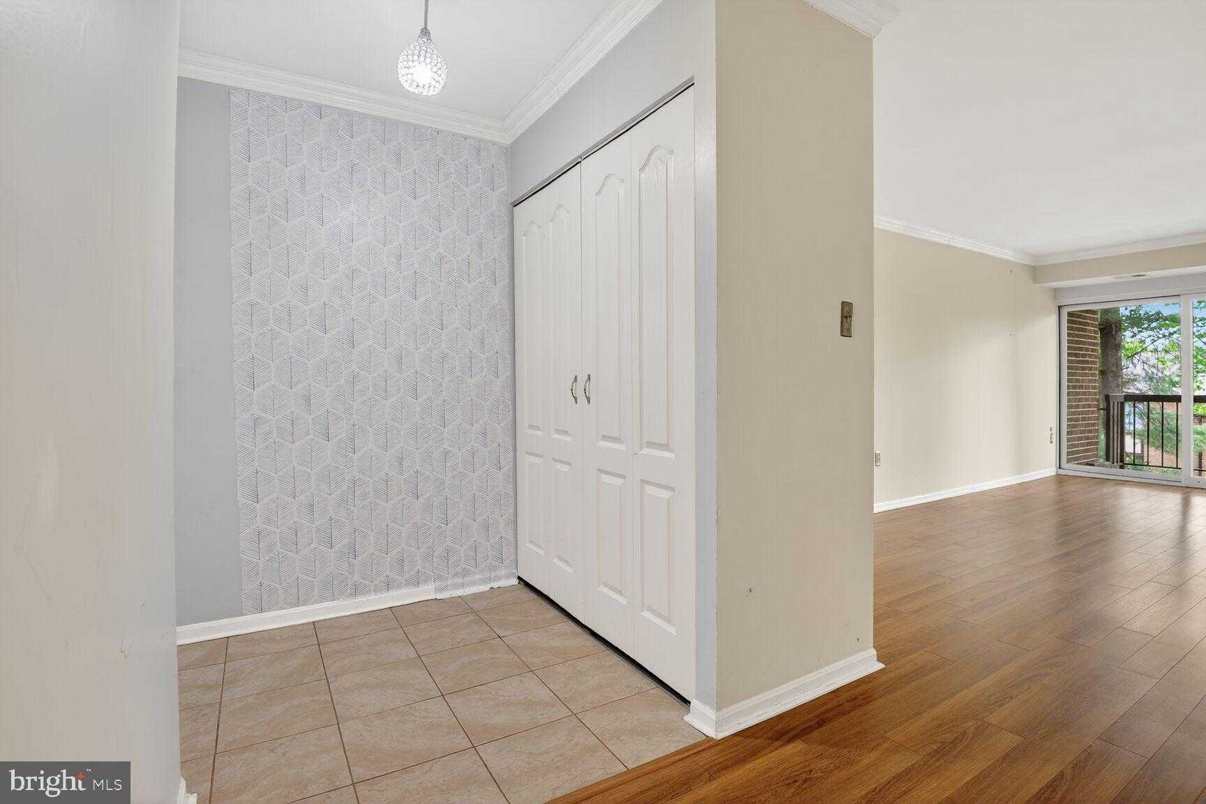 9725 Kings Crown CT Apt 202 photo 2