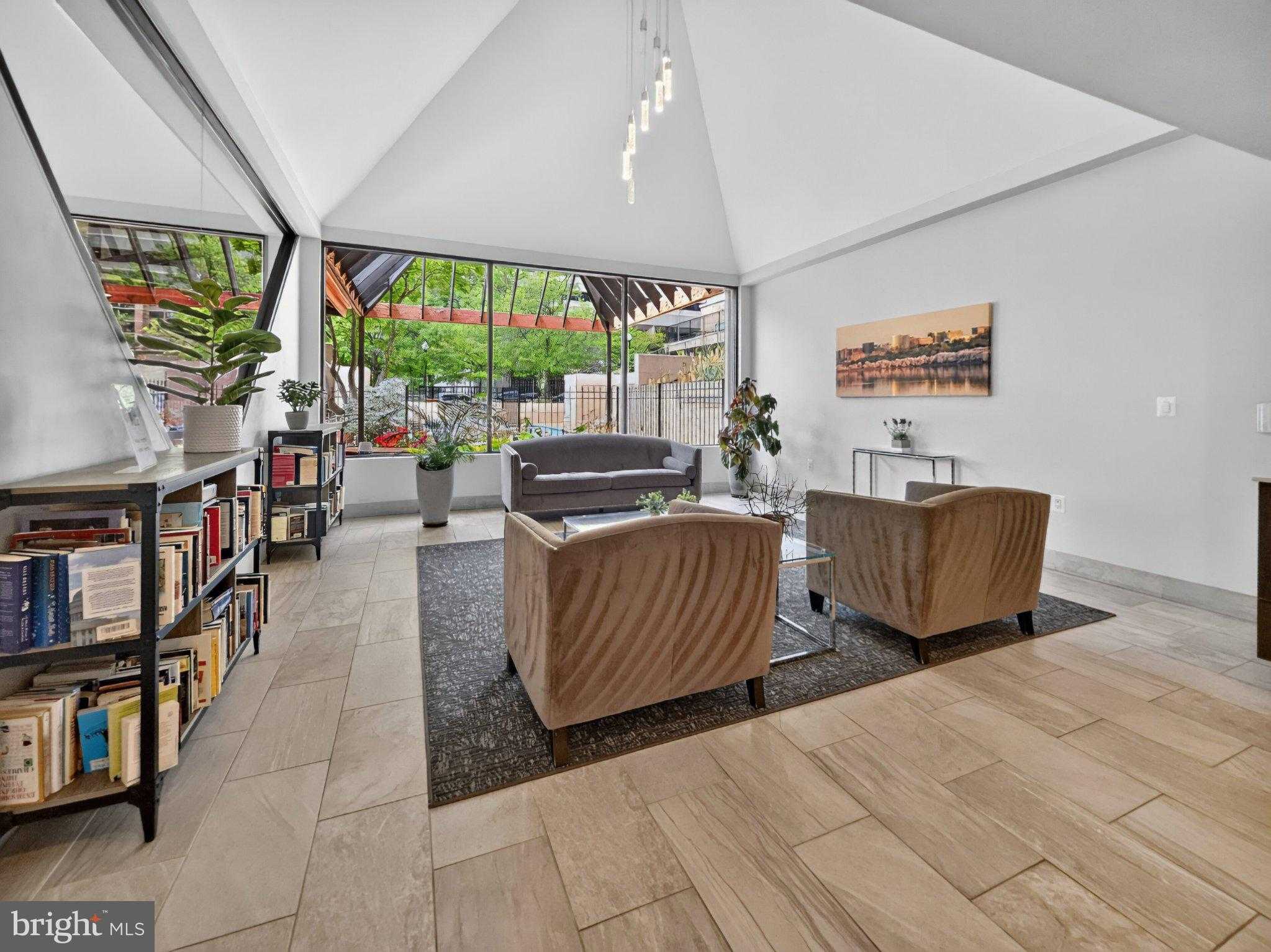 1301 N Courthouse Rd Apt 1803 photo 24