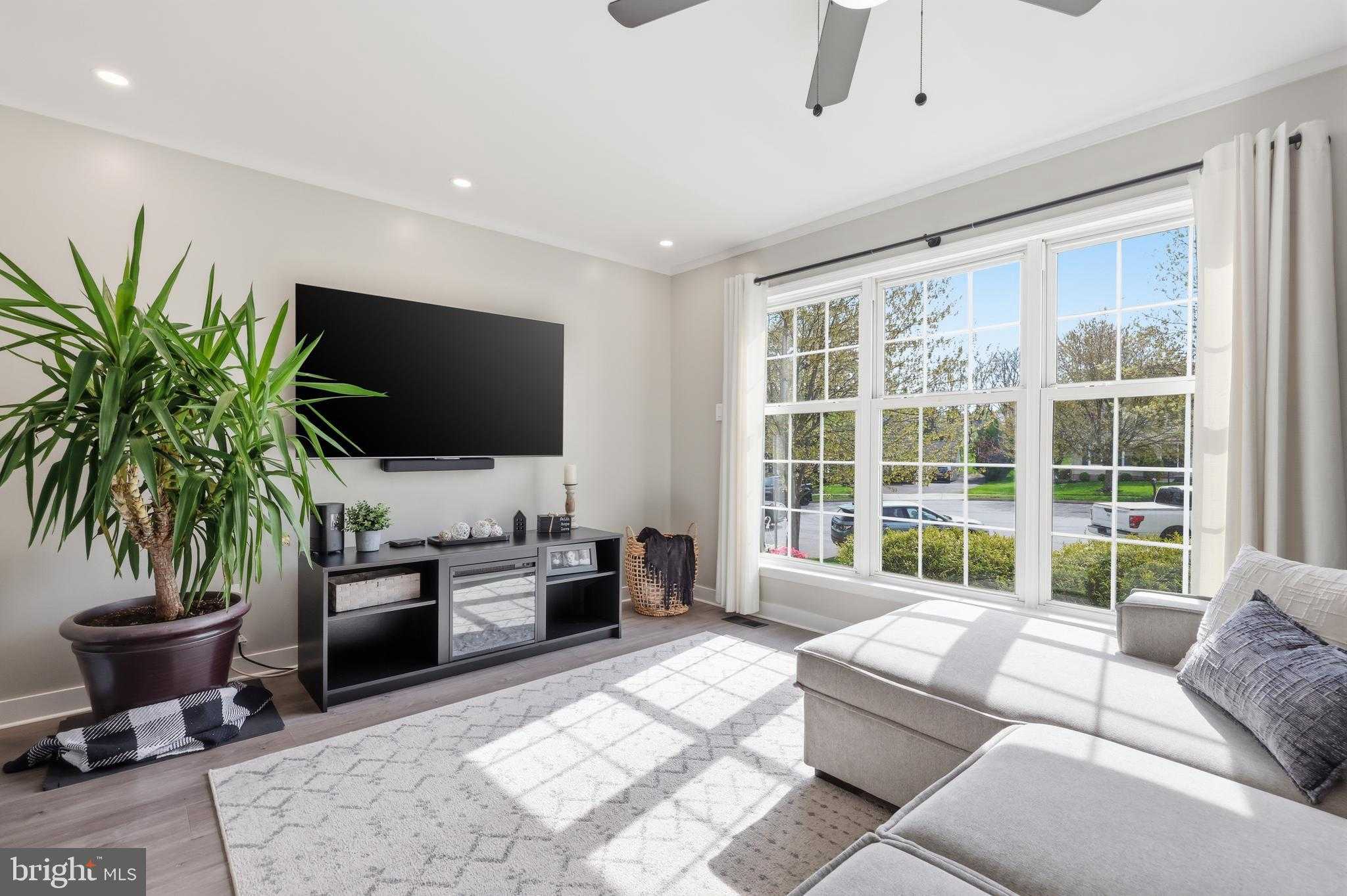 73 Saratoga Way photo 4