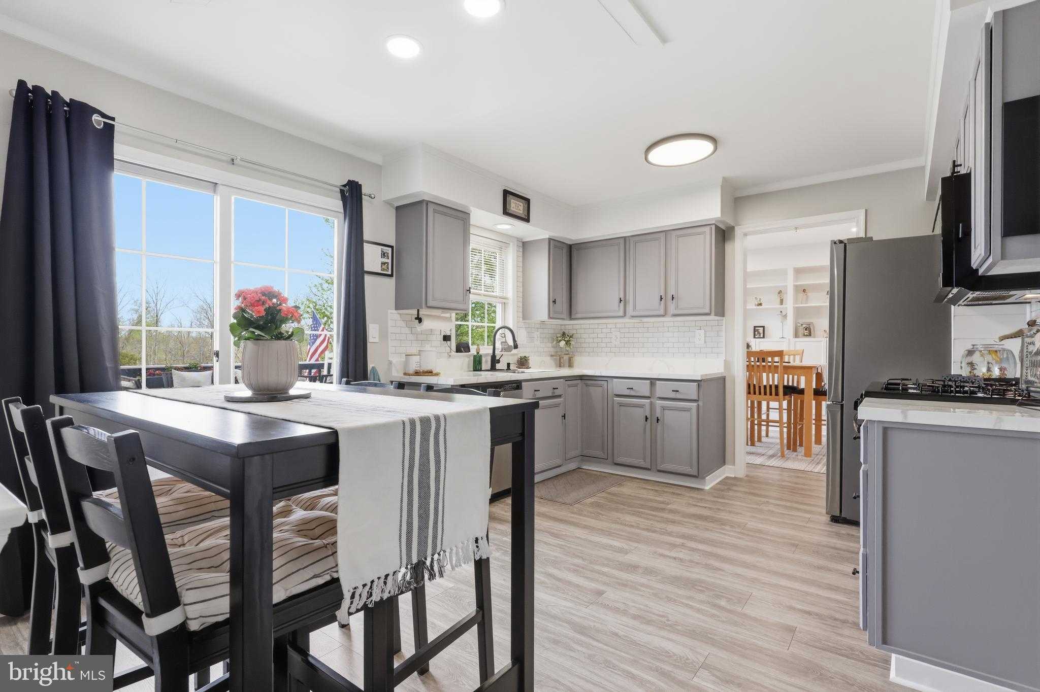 73 Saratoga Way photo 9