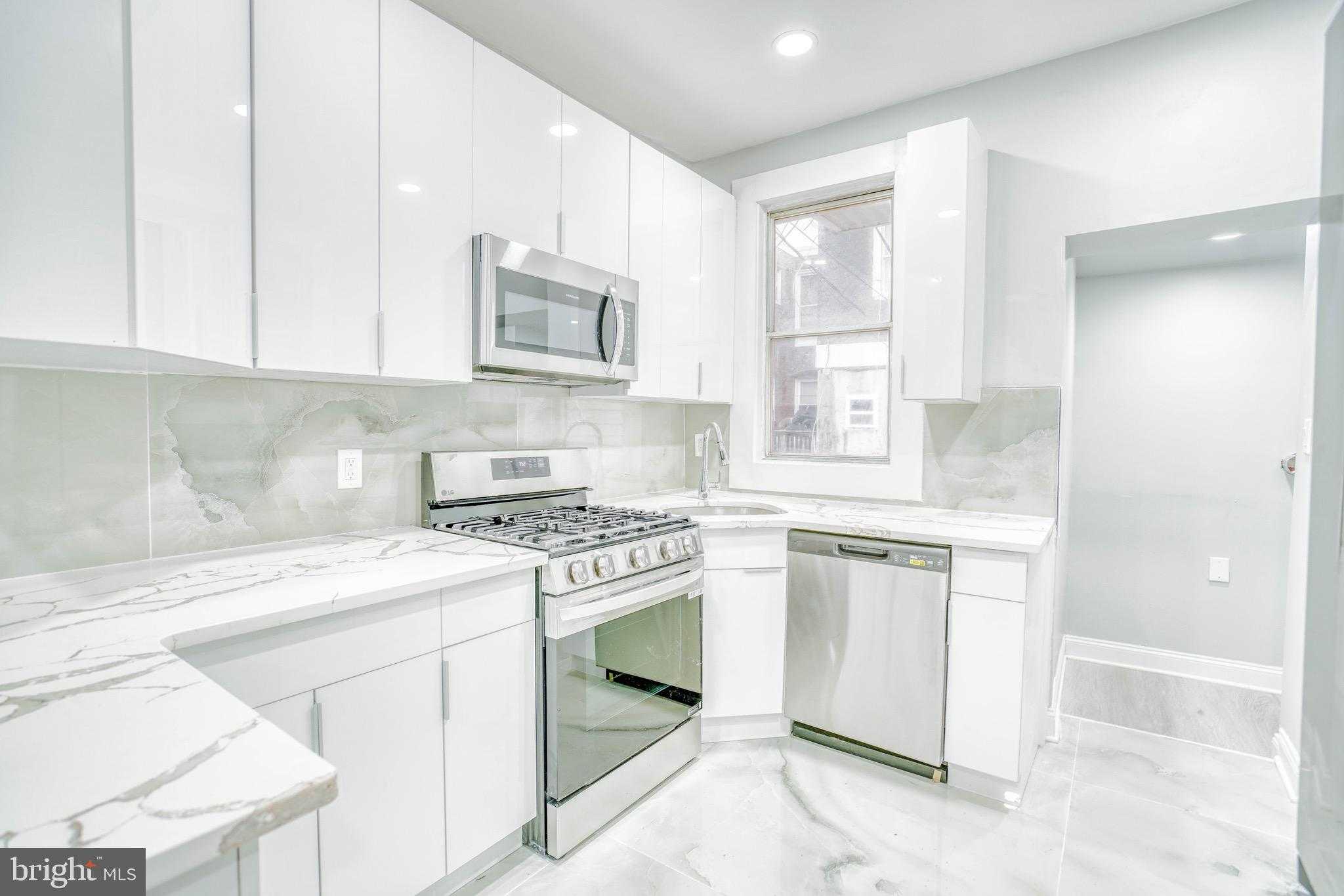 880 Granite St photo 5