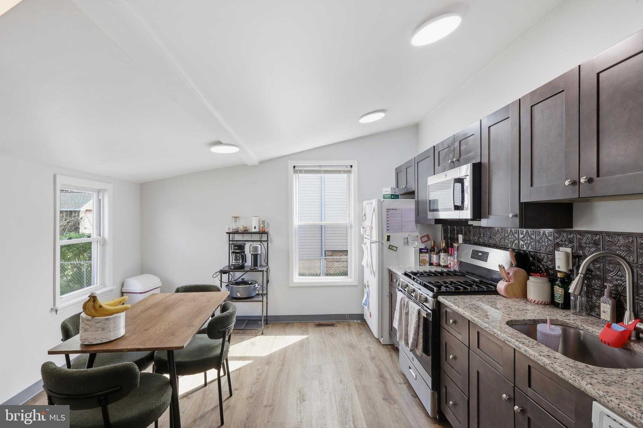 140 Crescent St photo 16