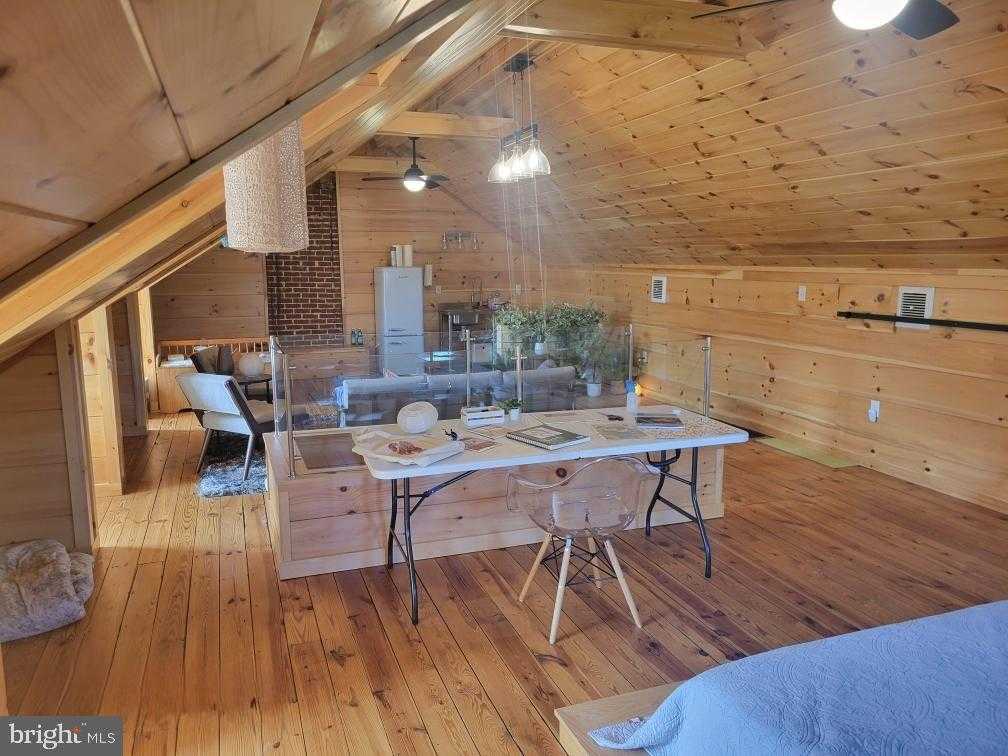 835 W King St photo 39