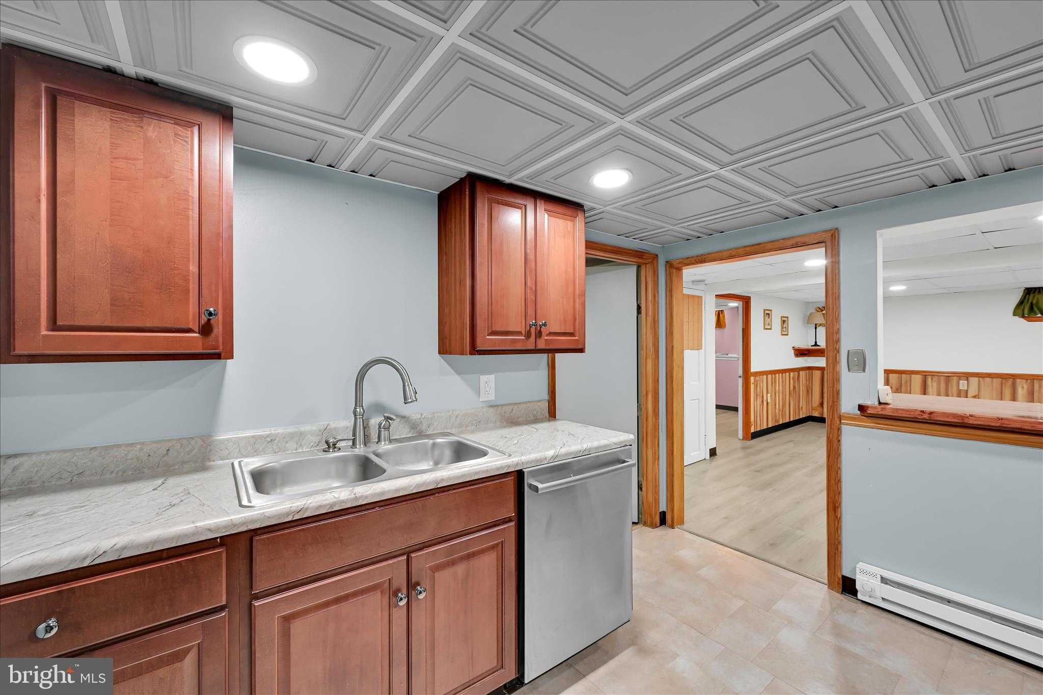 146 E Main St photo 42