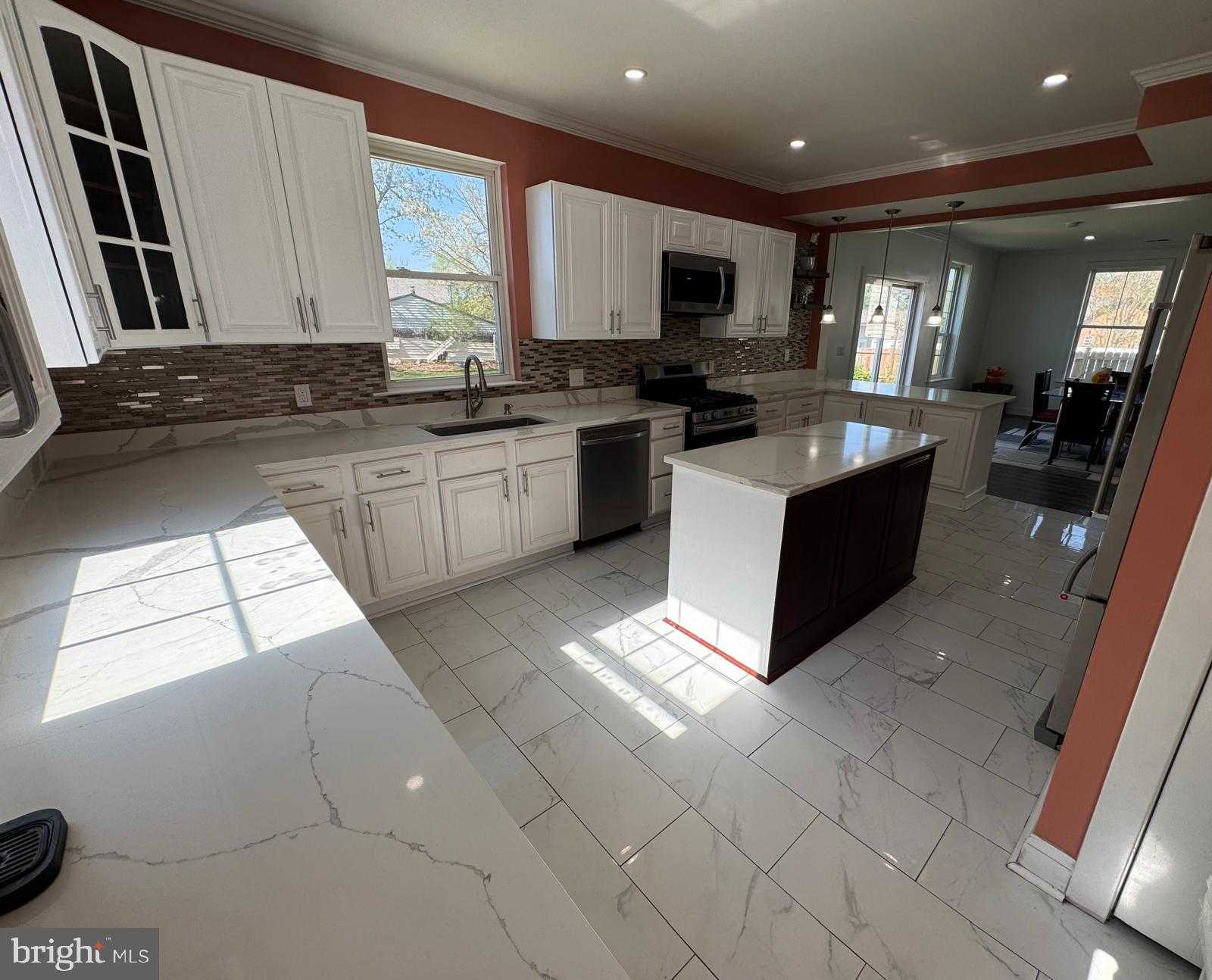 216 Colfax CT photo 8