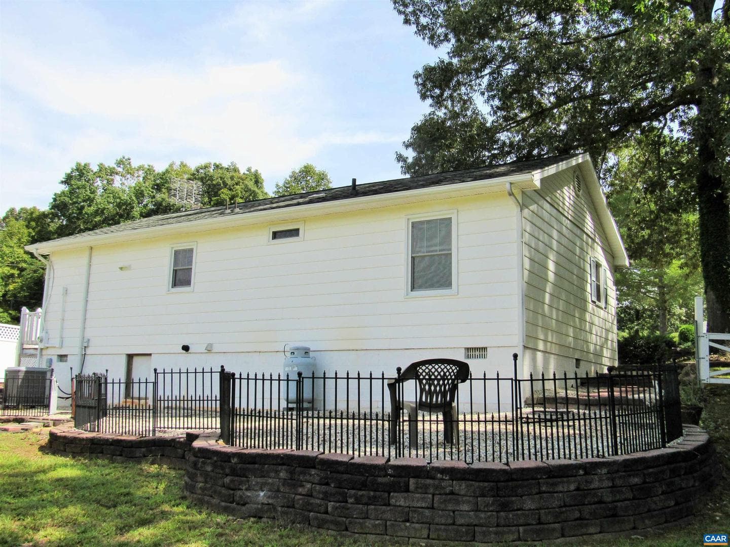 363 Village Rd photo 3