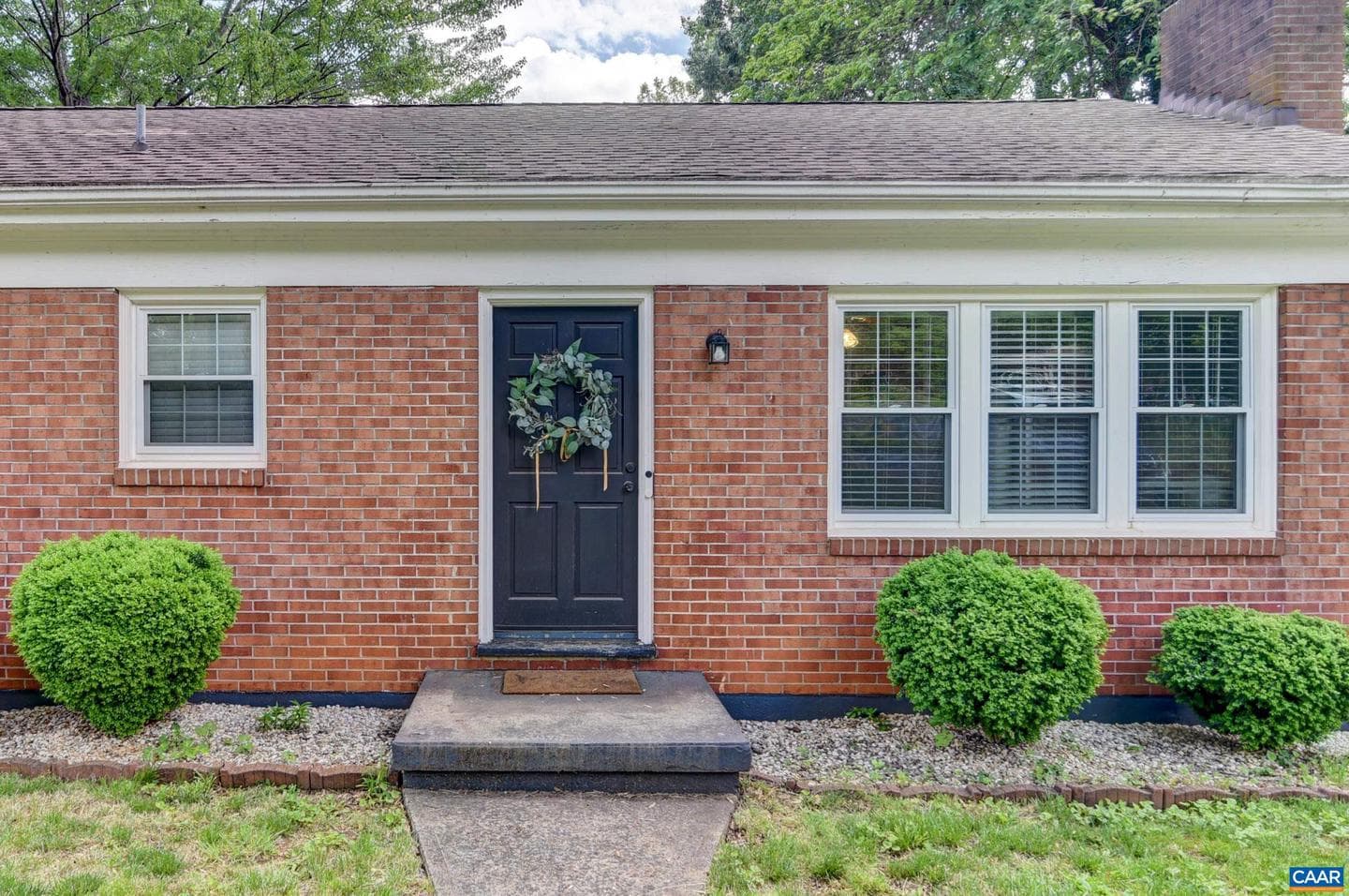 1026 Oakmont Cir photo 2