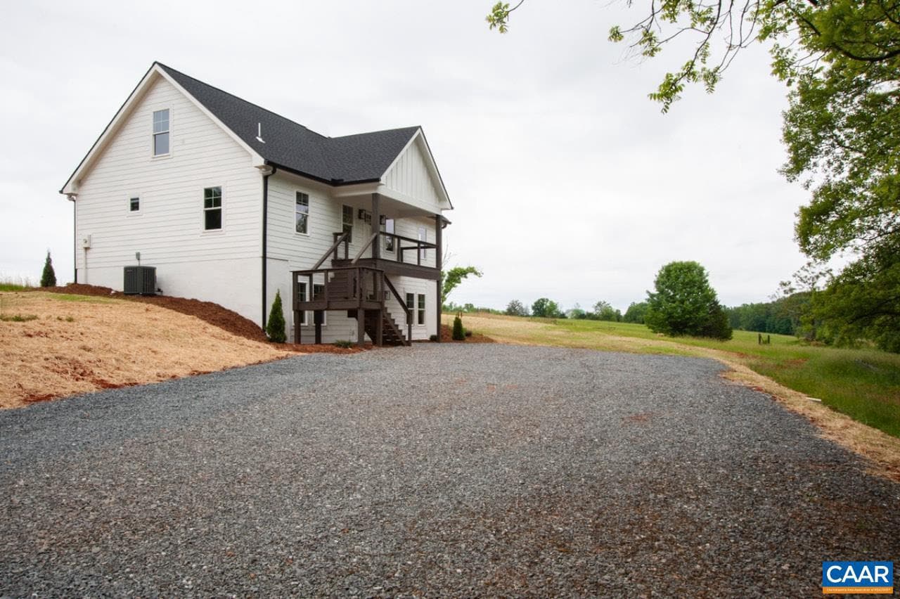 205 League Ln photo 3