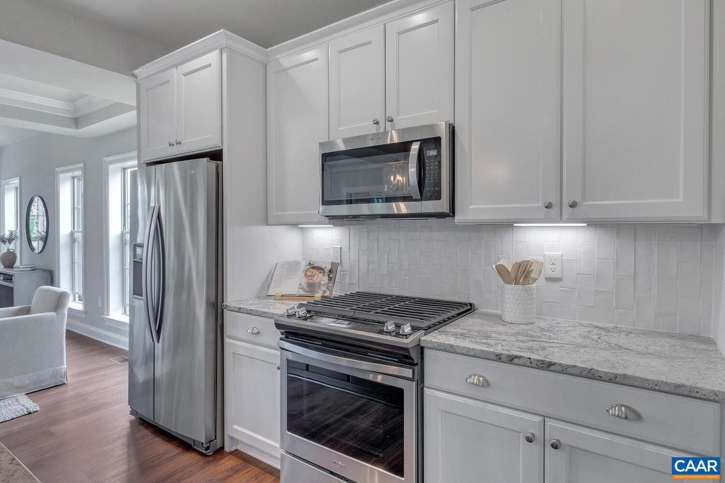 2022 Larkin Ave photo 7