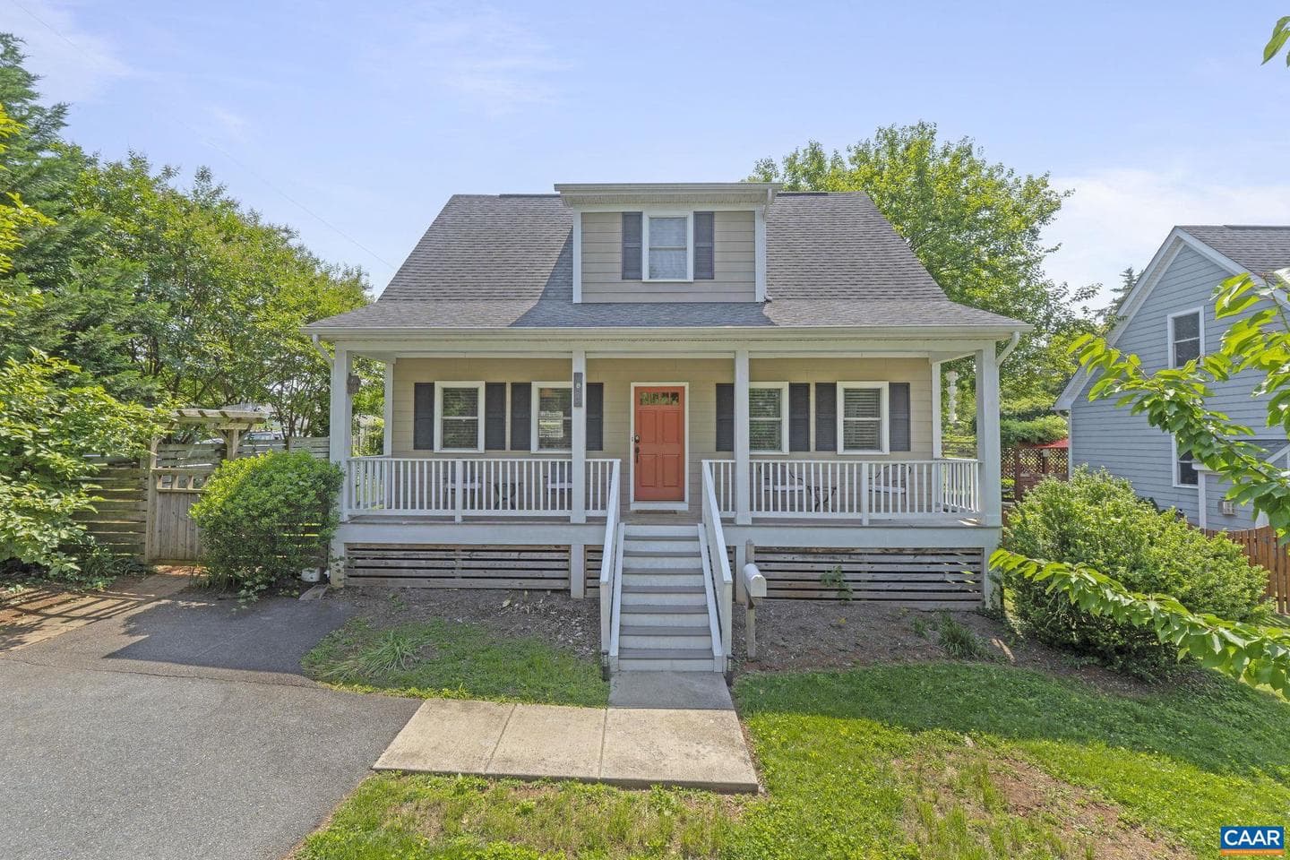 1012 Locust Ln photo 2