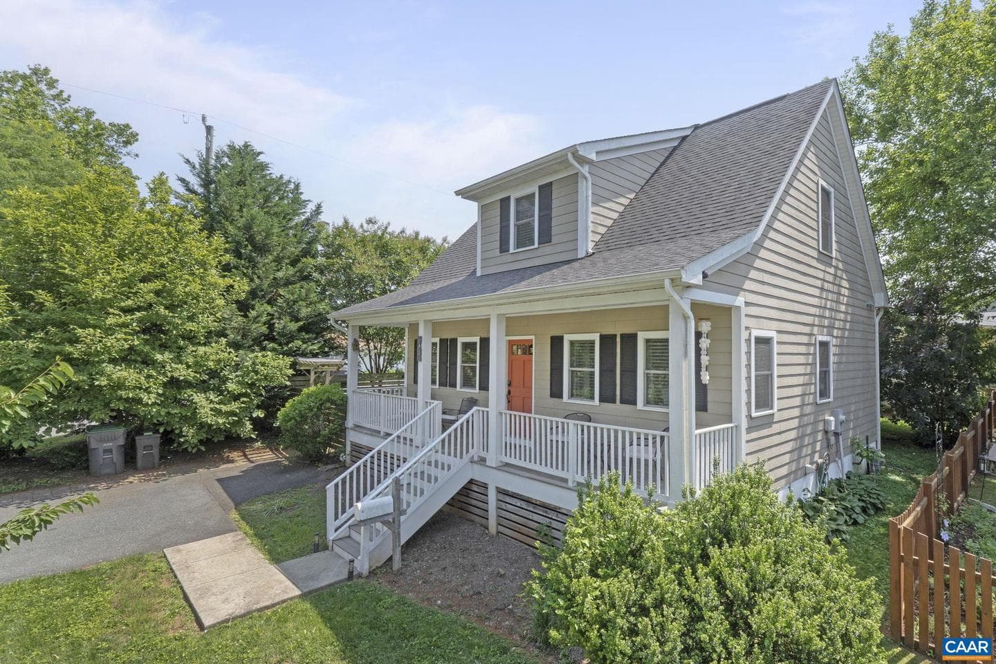 1012 Locust Ln photo 3
