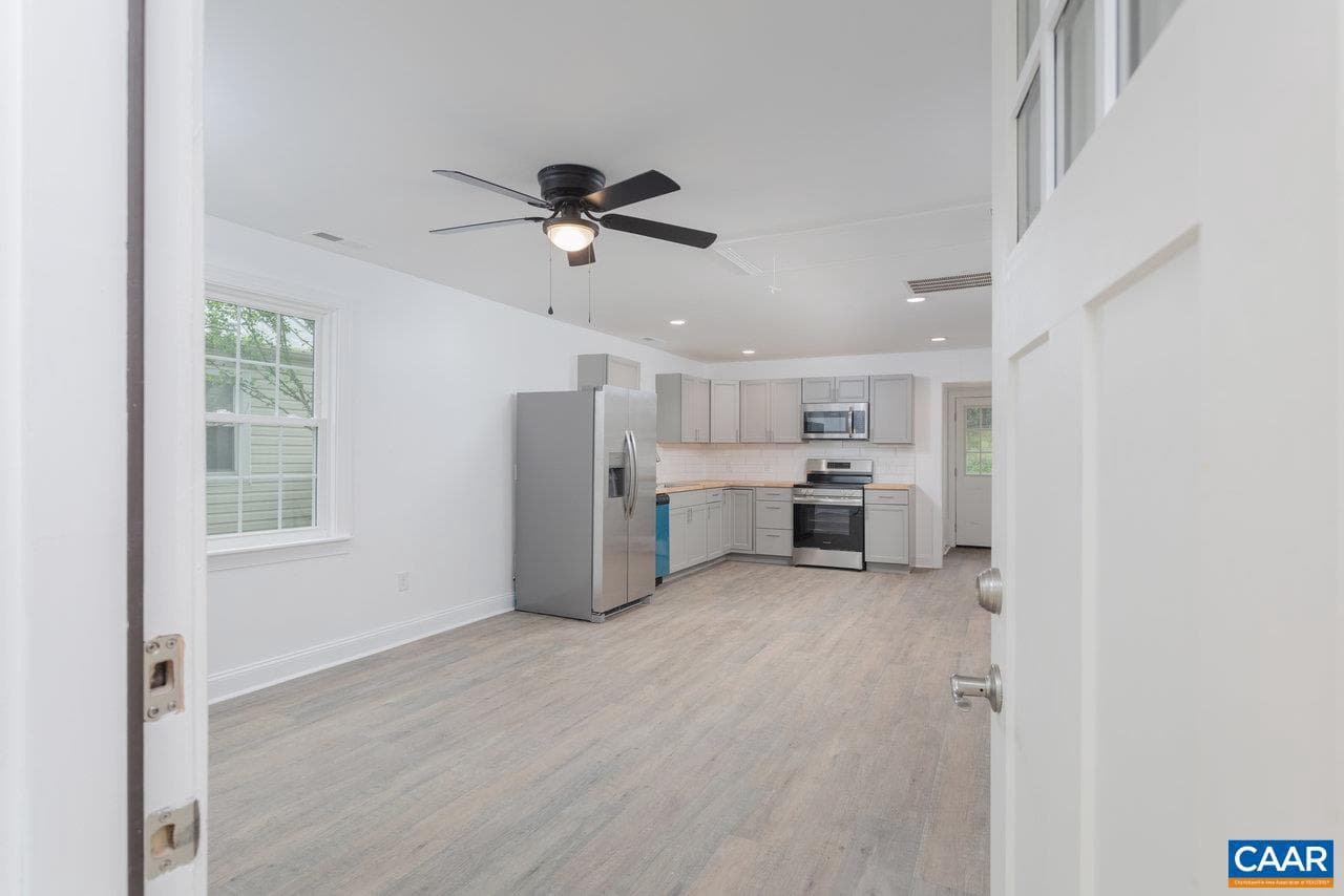 30 Bear St photo 3