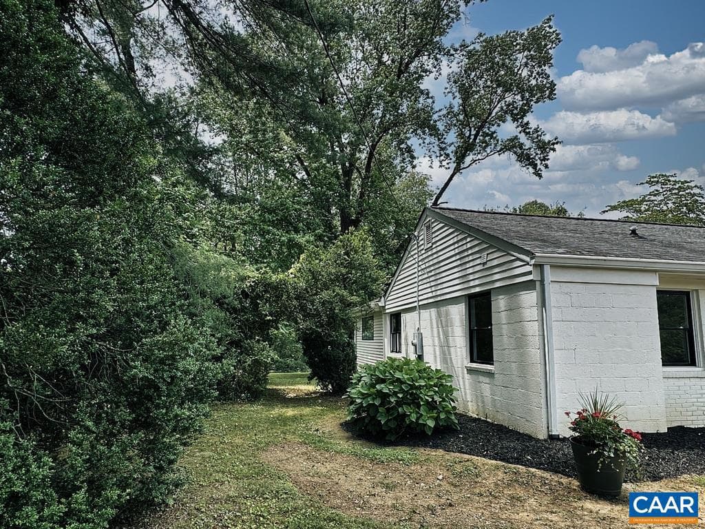 211 Martinsburg Ave photo 35