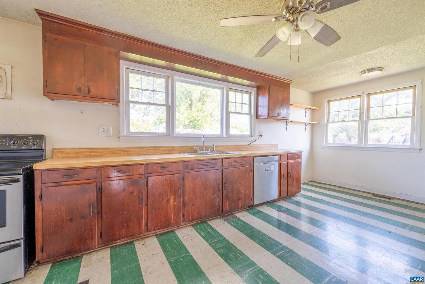 131 Ford Ave photo 18