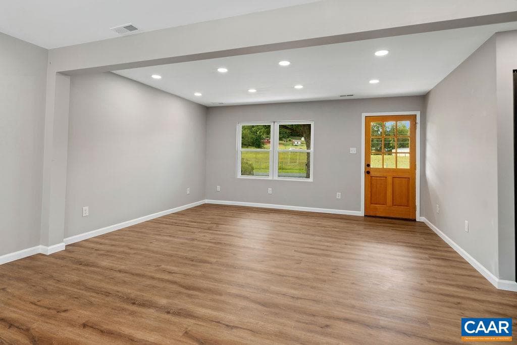 465 Round Hill Dr photo 20
