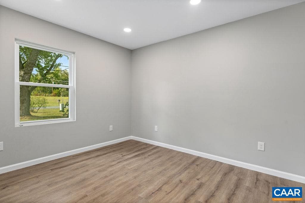 465 Round Hill Dr photo 26