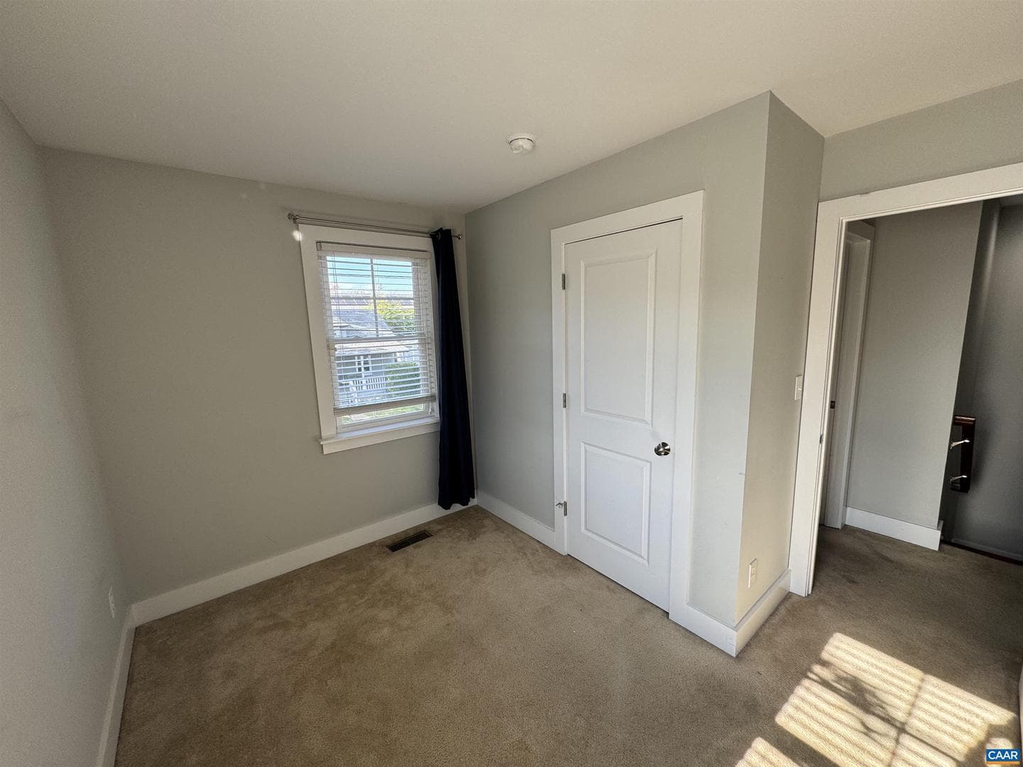516 Rives St photo 15