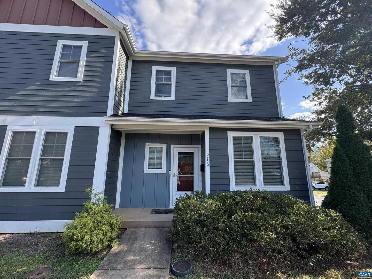 516 Rives St photo 3
