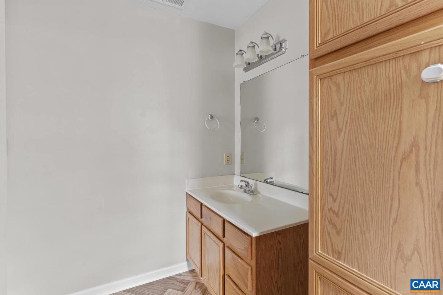 596 Edwardian Ln photo 18