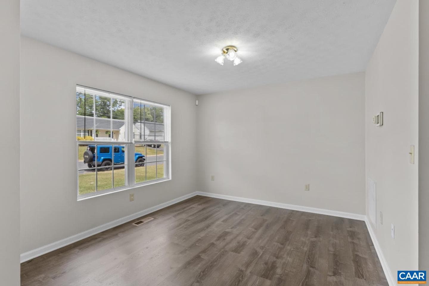 596 Edwardian Ln photo 3