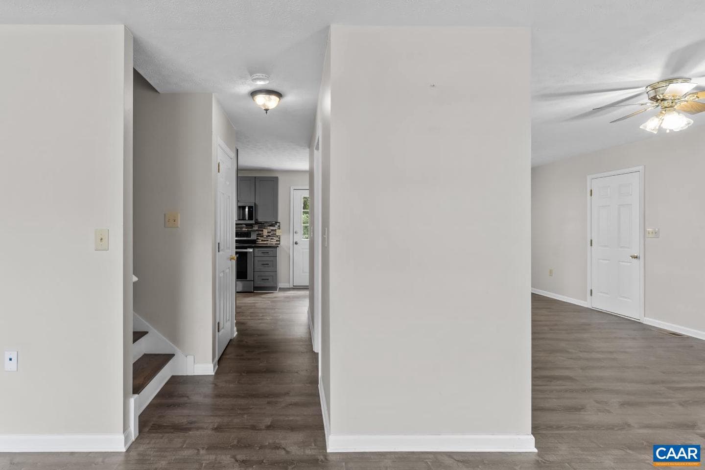 596 Edwardian Ln photo 5