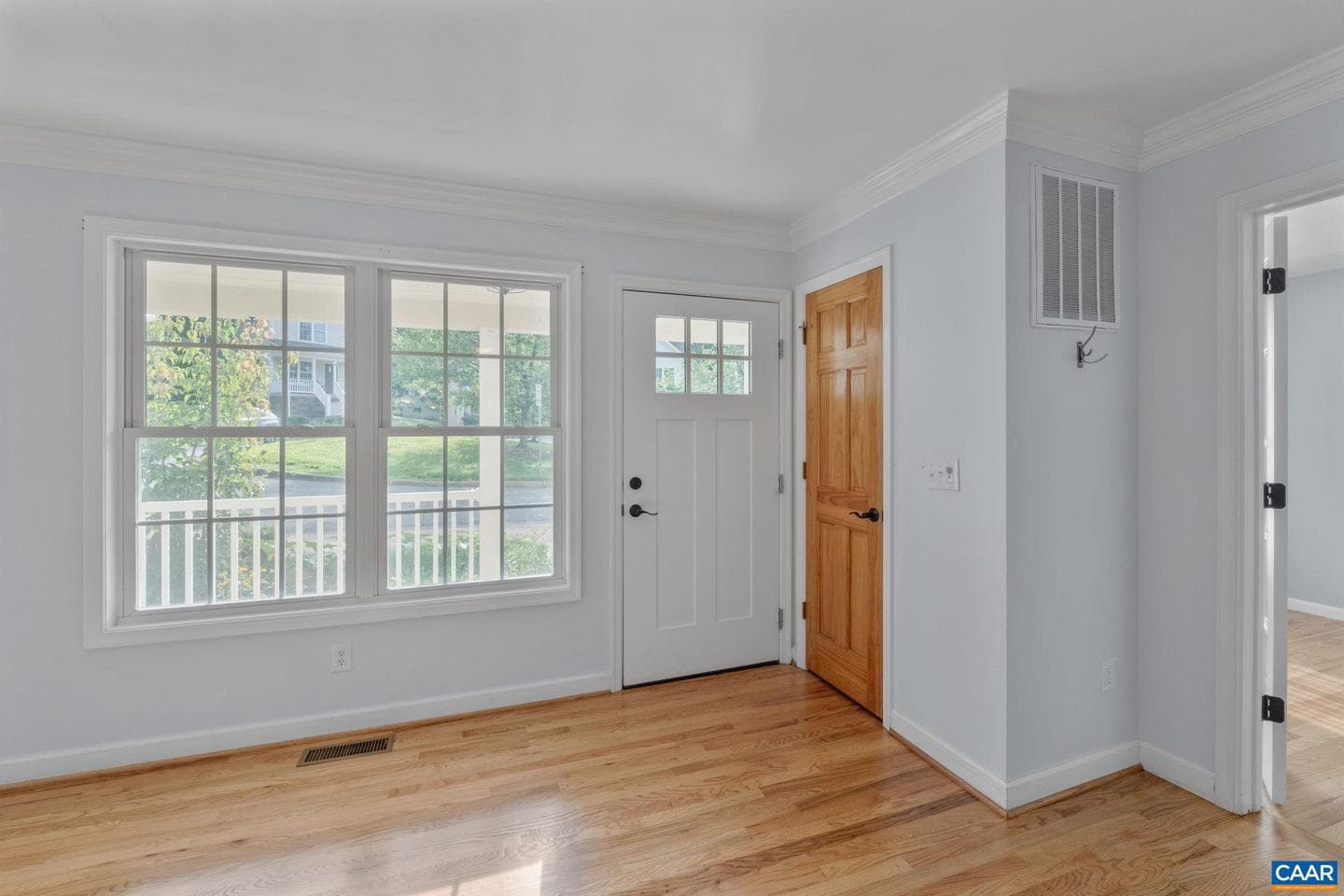 118 Roys Pl photo 8