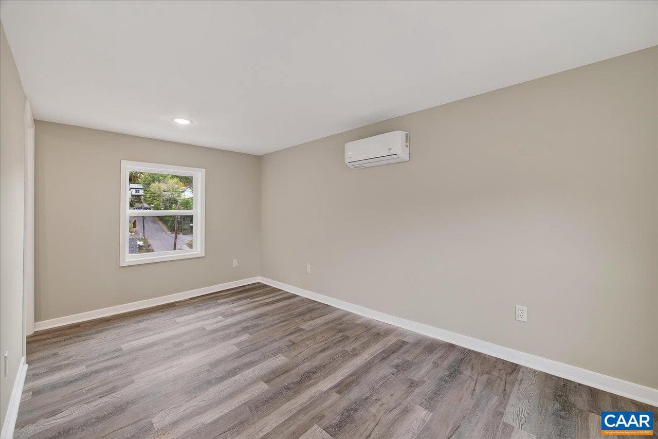 1003 W Johnson St photo 11