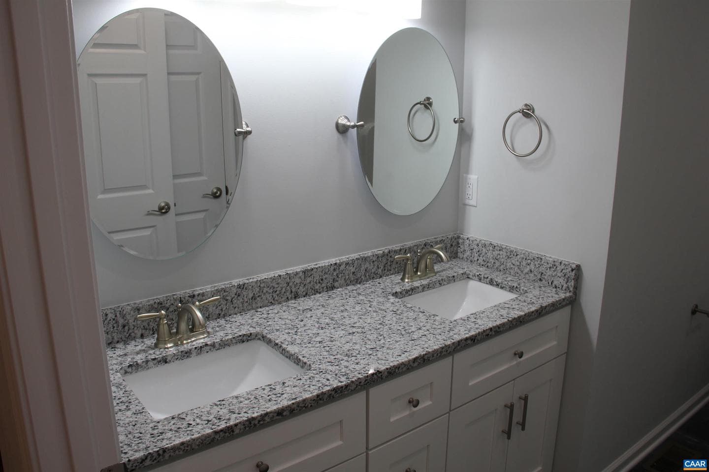 672 Westwood photo 27