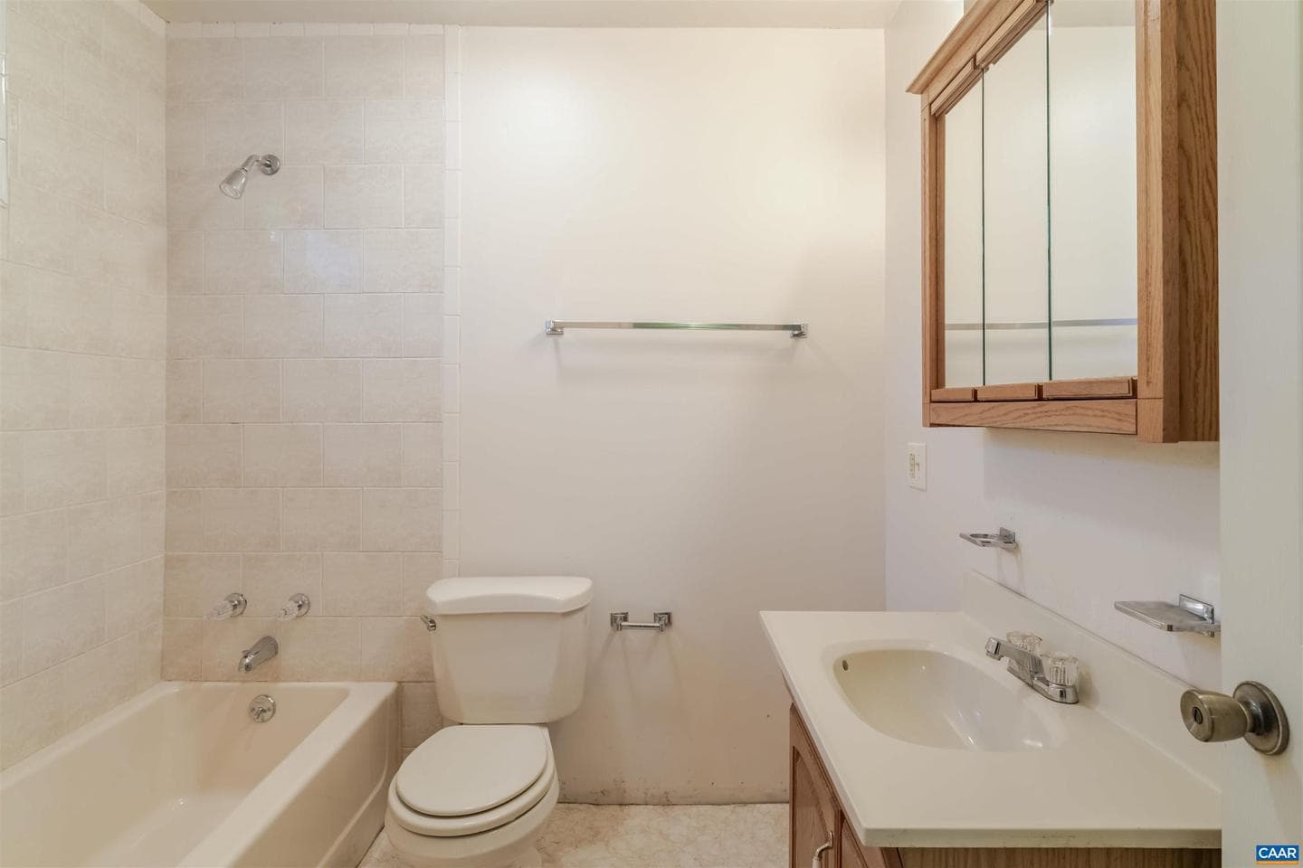 207 Surrey Rd photo 32