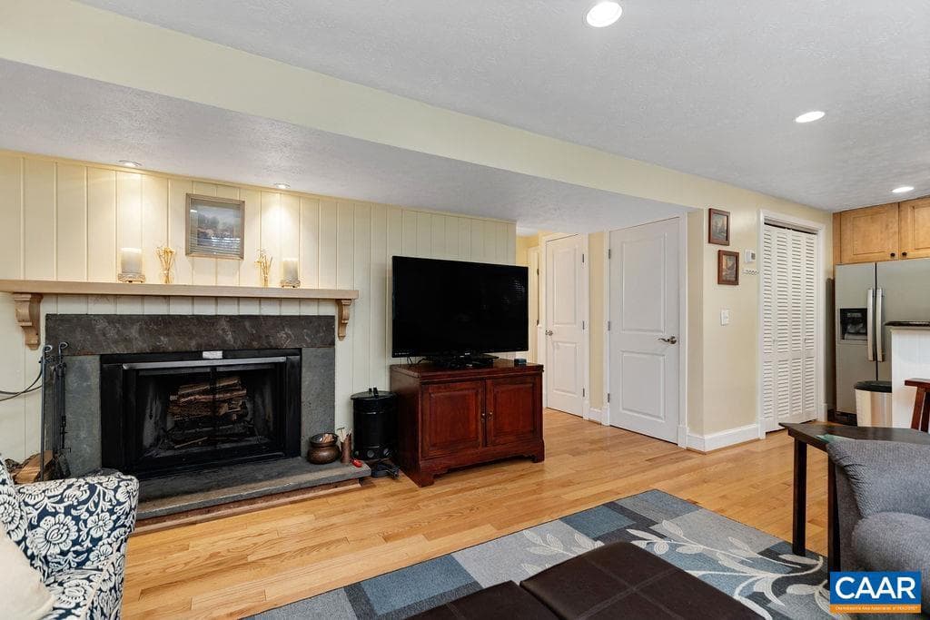 411 Three Ridges Condos photo 4