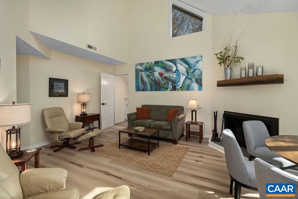 731 Laurelwood Condos photo 3