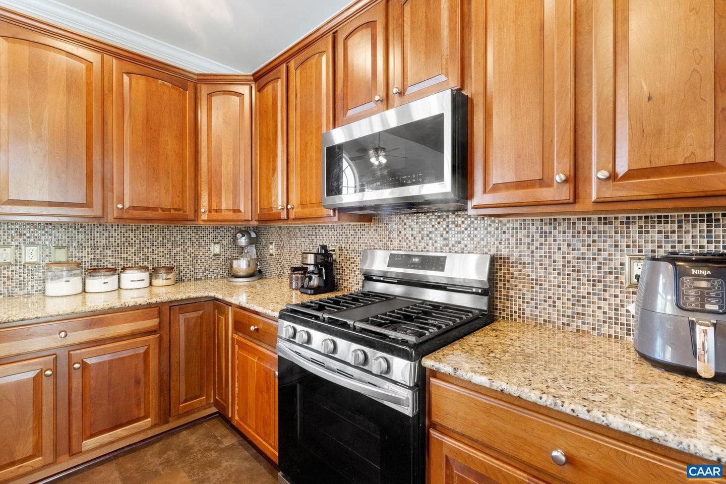 22 Villa Ave photo 6
