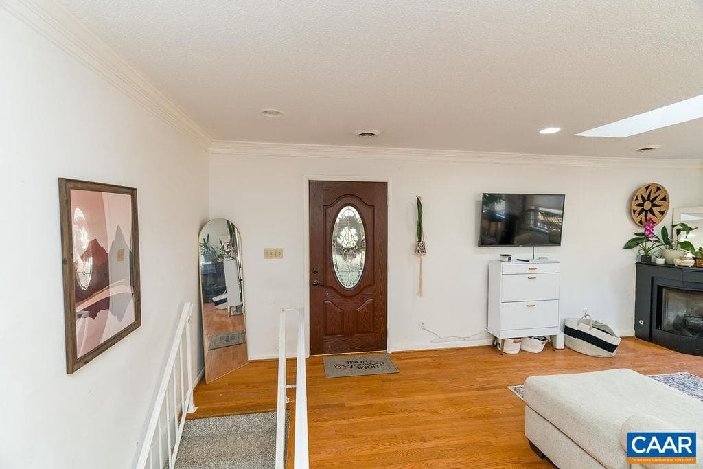 890 Jefferson Dr photo 2
