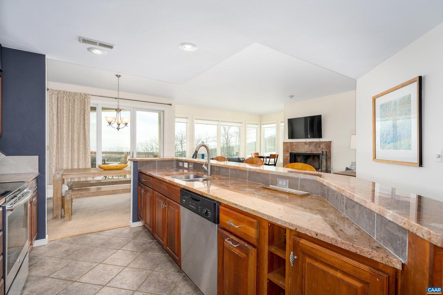 921 Diamond Hill Condos photo 5