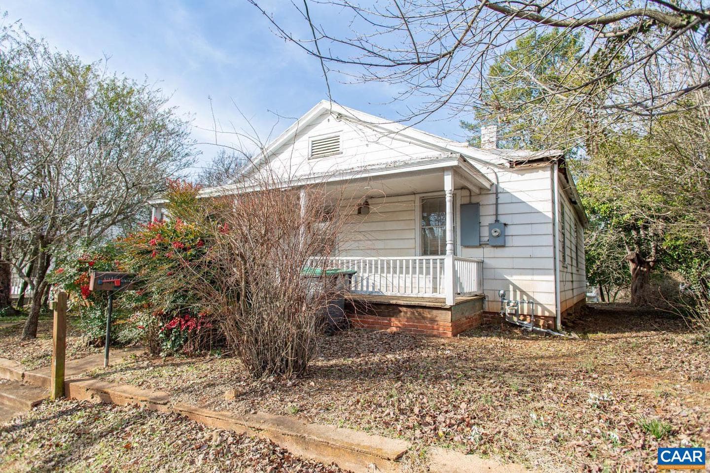 611 Rives St photo 1